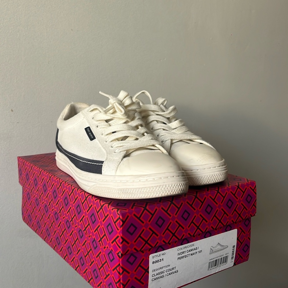 Tory Burch 80031 Classic Court Sneaker Ivory Canvas / Perfect Navy
